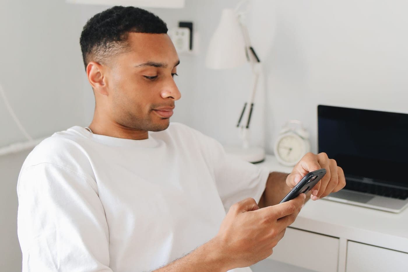 Remote professional using Easner on mobile